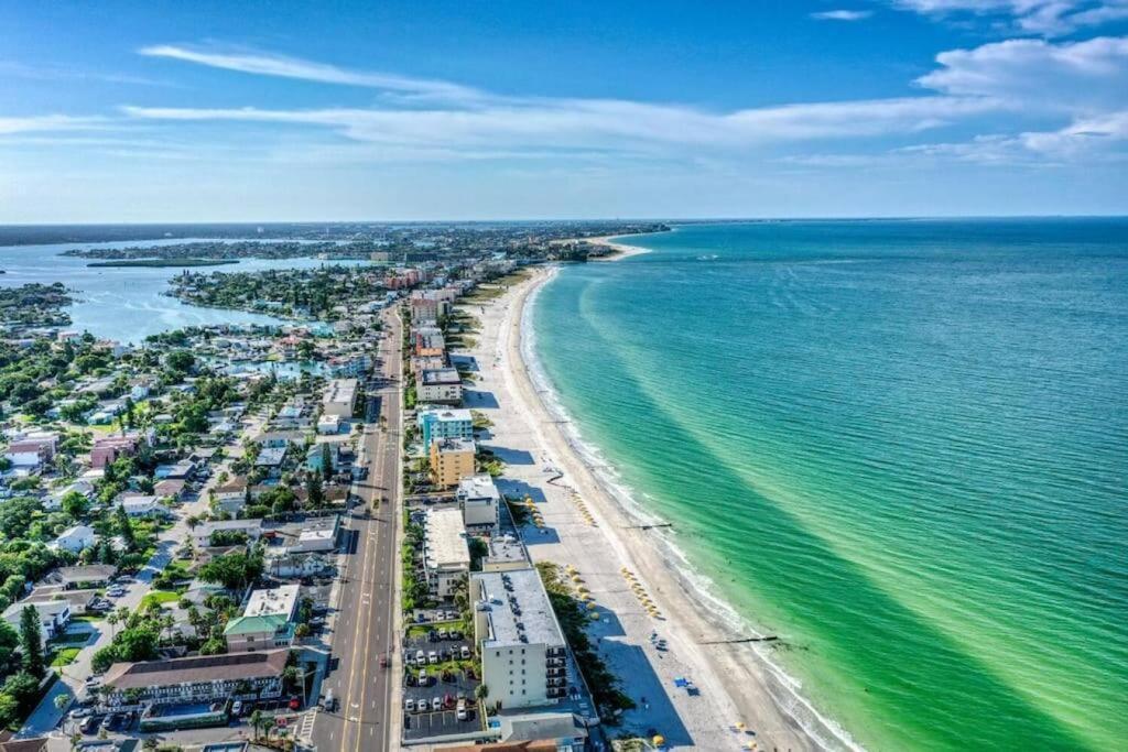 סיינט פיט ביץ' Sunset Beach Suites Of Madeira Beach! Pet Friendly Summer Getaway! Steps To Beach! - Suite 10 מראה חיצוני תמונה