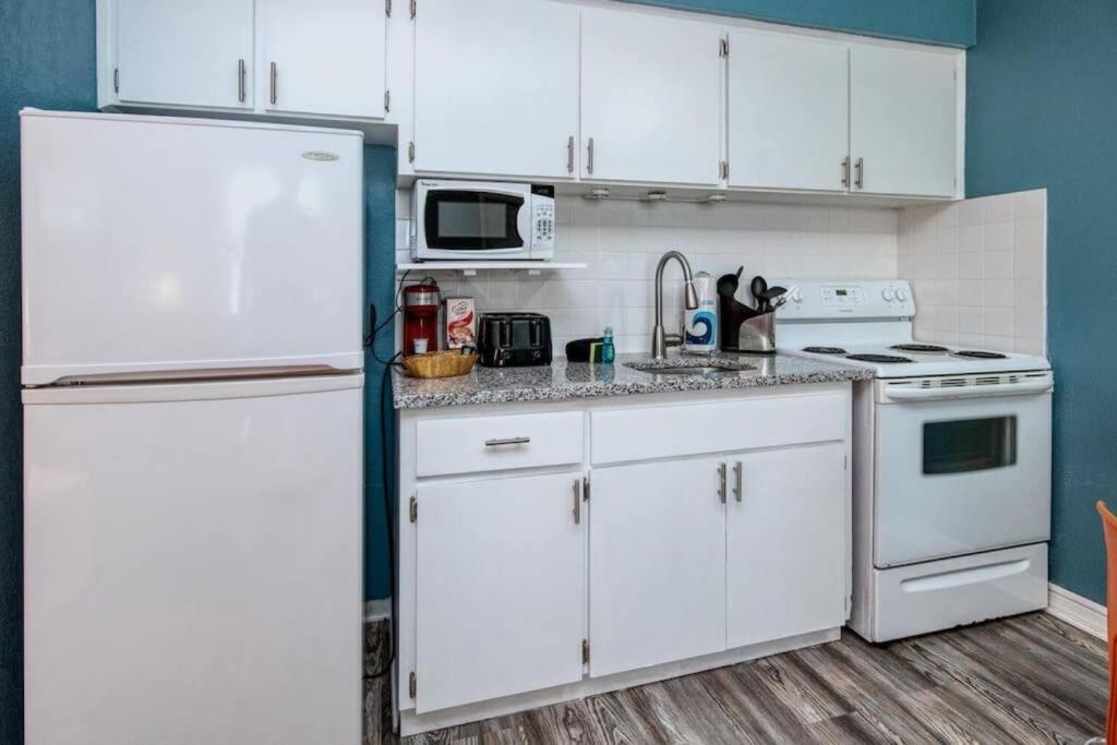 סיינט פיט ביץ' Sunset Beach Suites Of Madeira Beach! Pet Friendly Summer Getaway! Steps To Beach! - Suite 10 מראה חיצוני תמונה
